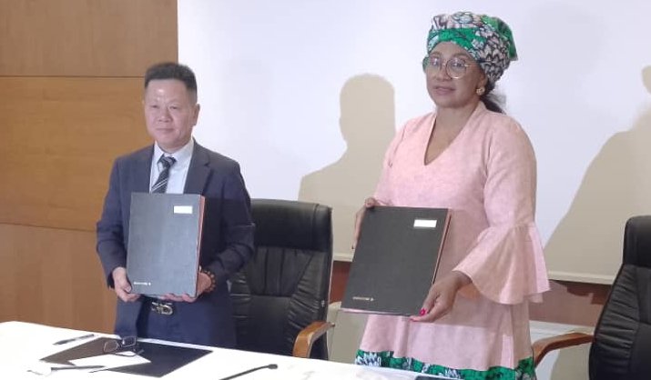 Mme Rosalie Matondo et M. Yong Qing Zhu le 30 août à Brazzaville/ Photo DR DDB